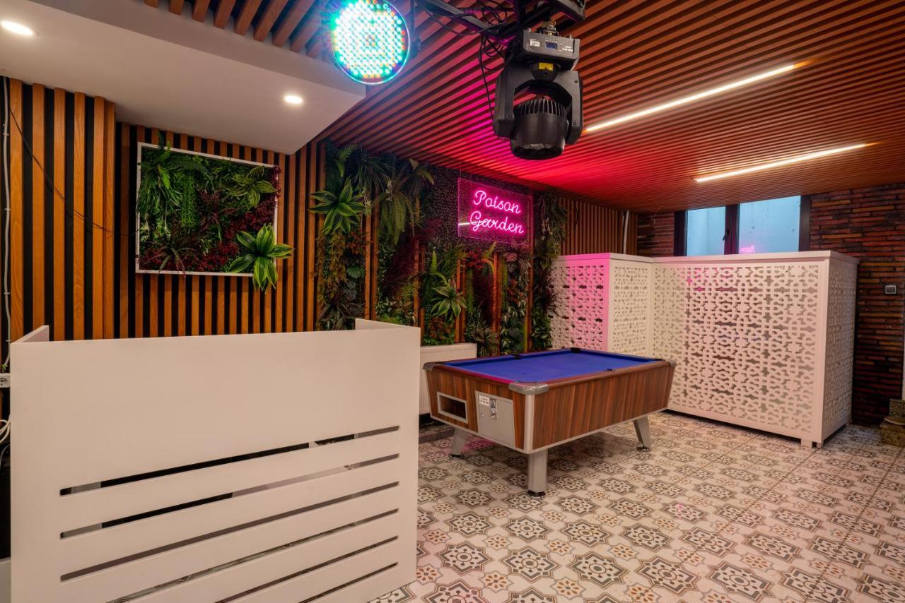 Poison Garden Suite Gozalan ภายนอก รูปภาพ