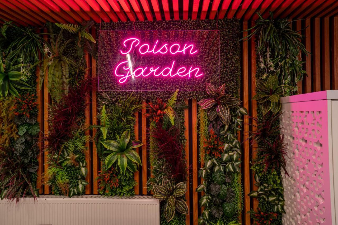 Poison Garden Suite Gozalan ภายนอก รูปภาพ