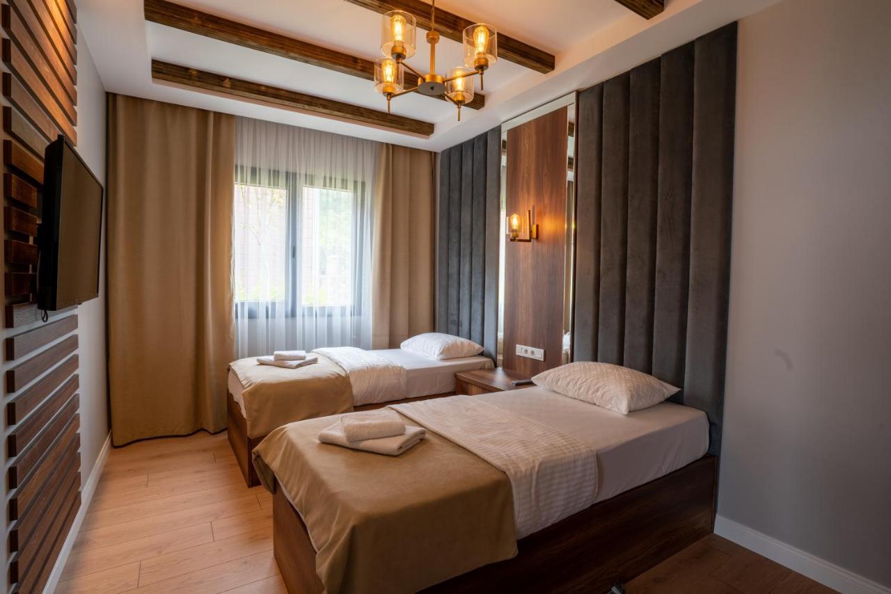 Poison Garden Suite Gozalan ภายนอก รูปภาพ